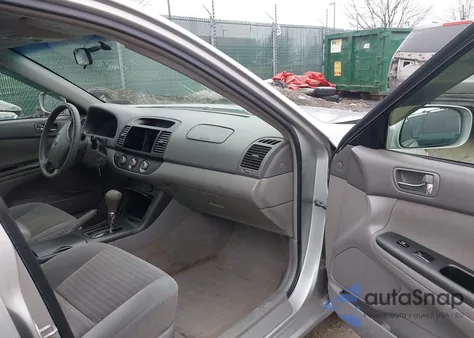 2005 Toyota Camry Le z USA, uszkodzony, nr VIN 4T1BE30K15U098013